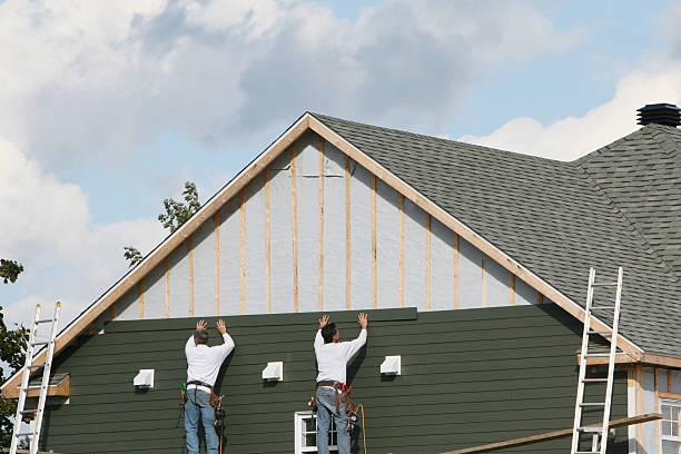 Professional Siding technician working in Garden City, SC